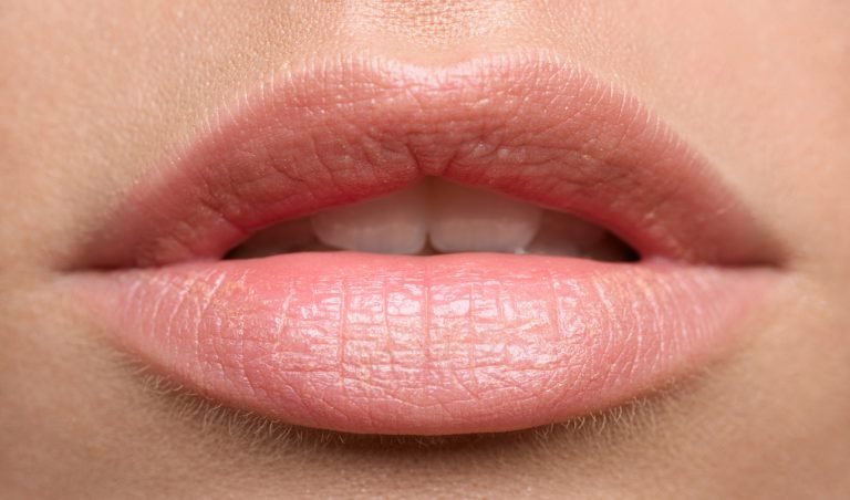 Cara Membuat Lipstik Tahan Lama dan Bibir Tetap Lembab