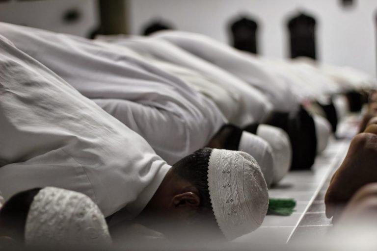 hukum tidur saat khutbah