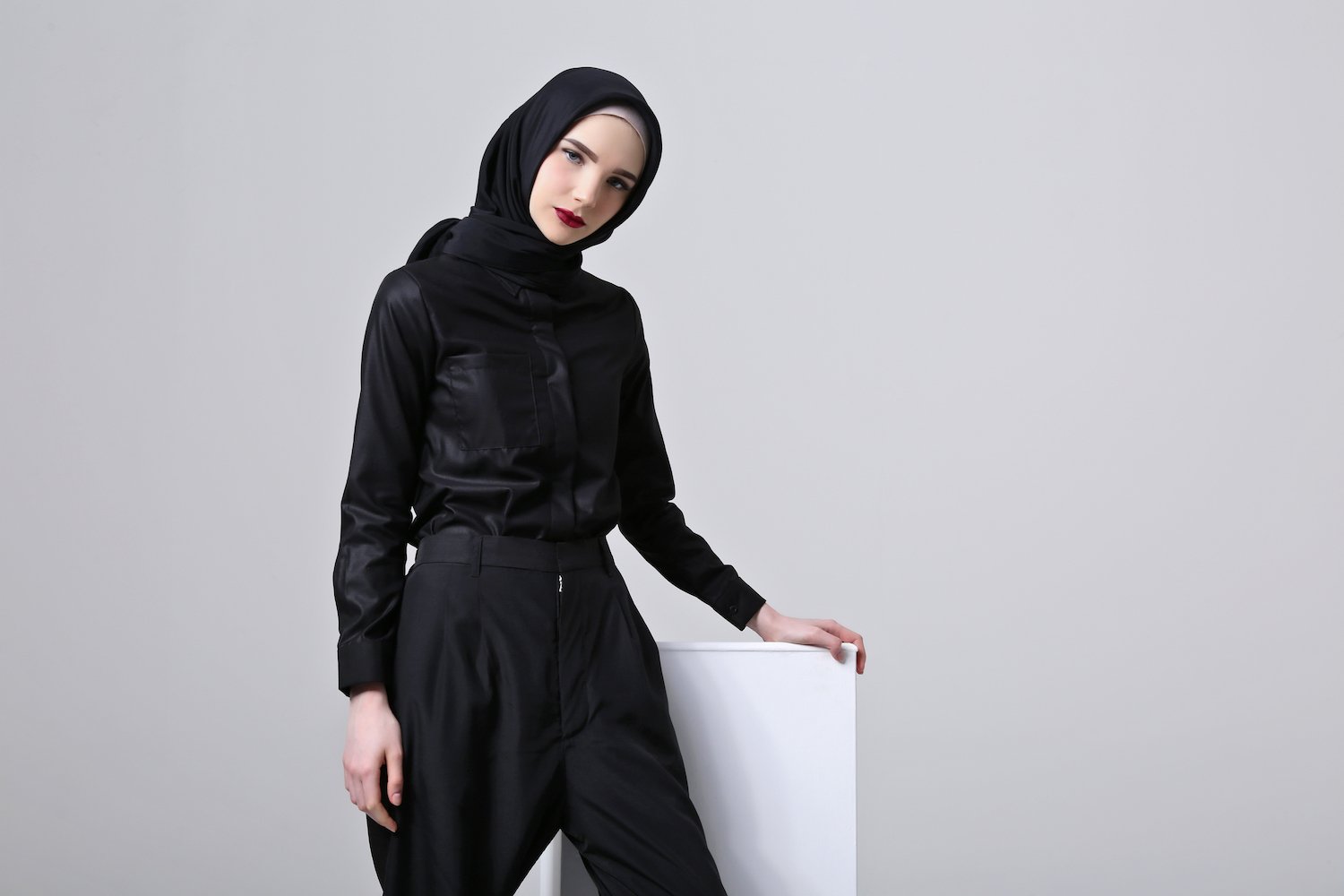 Inspirasi OOTD Kemeja Hitam Wanita Tampil Simple dan Elegan!