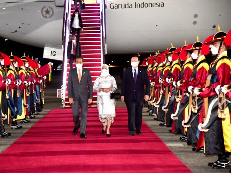 Jokowi dan Iriana Jokowi Tiba di Indonesia, Setelah Kunjungan 3 Negara Asia Timur